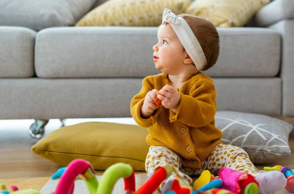 Schattige Baby Spelen Met Kleurrijk Speelgoed Thuis — Stockfoto