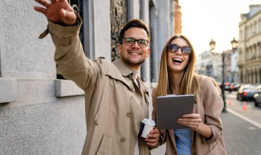 Mutlu, gülen bir çift şehirde birlikte eğleniyor. İnsanlar iş seyahatleri, alışveriş, mutluluk...