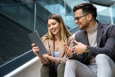 Başarılı bir grup genç tasarımcı, şehirde çalışan iş adamları.