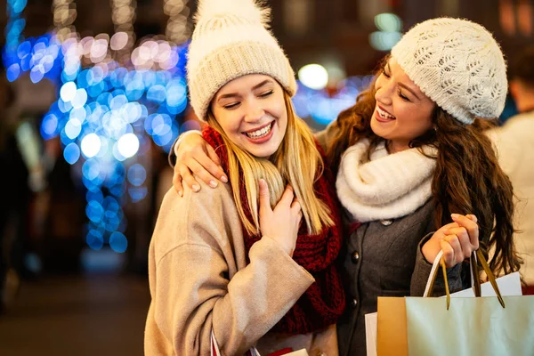 Mulheres Amigas Felizes Estão Comprando Presentes Natal Pessoas Xmas Conceito — Fotografia de Stock
