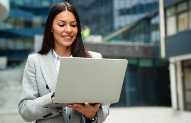 Başarılı bir iş kadını ya da açık havada defter ile çalışan bir girişimci. Şehir iş kadını çalışıyor.