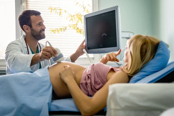 Szülész Vizsgálja Terhes Hasát Ultrahangos Vizsgálattal Kórházban Egészségügyi Ellátás Nőgyógyász — Stock Fotó