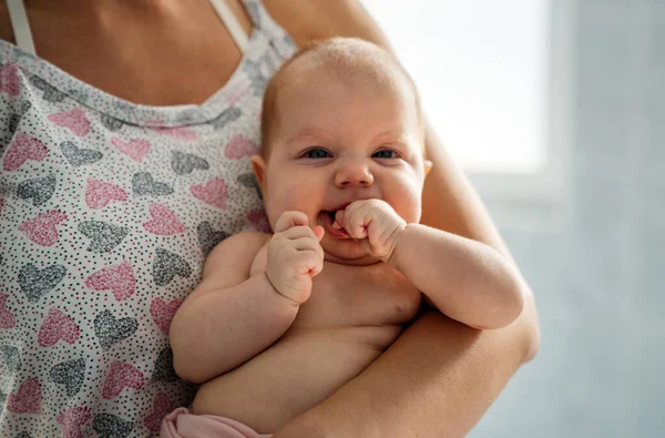 Beskuren Bild Glad Ung Mor Håller Bedårande Bebis Hemma — Stockfoto