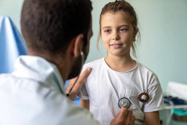 Manlig Läkare Undersöker Barnpatient Ett Sjukhus Begreppet Förebyggande Hälso Och — Stockfoto