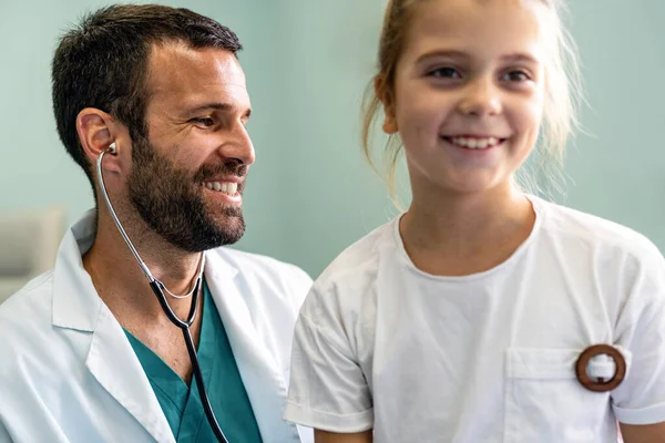 病院で小児患者を診察する男性医師 医療予防の人々の概念 — ストック写真
