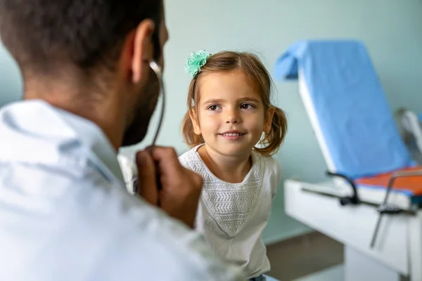 Jovem Médico Examinando Menina Com Estetoscópio Hospital Cuidados Saúde Criança — Fotografia de Stock