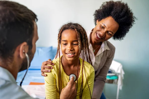 Männlicher Arzt Untersucht Eine Kinderpatientin Einem Krankenhaus Konzept Zur Gesundheitsprävention — Stockfoto