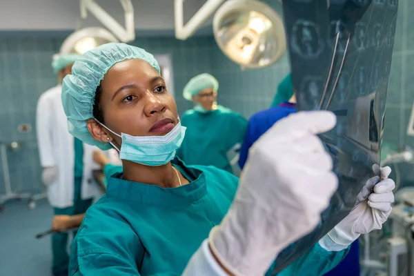 Portret Odnoszącego Sukcesy Zespołu Chirurga Stojącego Sali Operacyjnej Gotowego Pracy — Zdjęcie stockowe