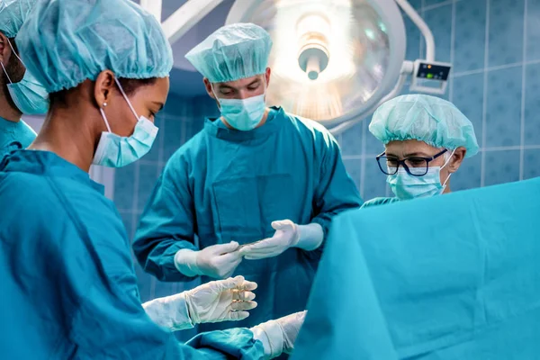 Groupe Chirurgiens Divers Travail Salle Opération Hôpital — Photo