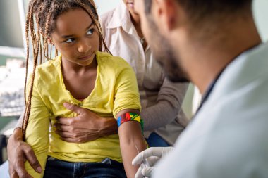 Erkek çocuk doktoru bir çocuk hastadan kan alır. Sağlık hizmeti antikor testi koronavirüs konsepti