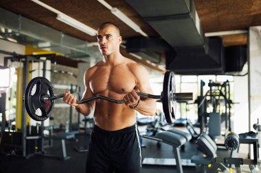 Spor salonunda egzersiz yapan yakışıklı bir adam. Spor insanları sağlıklı yaşam tarzı konsepti