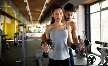 Genç antrenör, kadının kilo vermesine yardım ediyor. Spor sporu insanları sağlıklı yaşam tarzı konsepti
