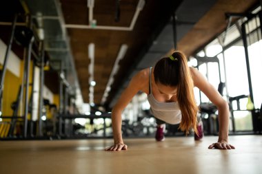 Spor salonunda egzersiz yapan çekici, formda bir kadın. Spor sağlıklı yaşam tarzı insanlar konsepti