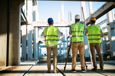 İnşaat alanında çalışan bir grup inşaat mühendisi