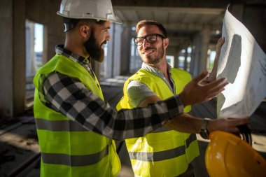İnşaat alanında mimarlar ile inşaat mühendisleri tartışma