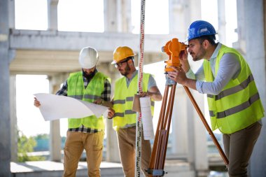 İnşaat alanında mimarlar ile inşaat mühendisleri tartışma