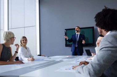 Bir grup iş adamı ofiste projeyi tartışıyor. Toplantı, takım çalışması konsepti.
