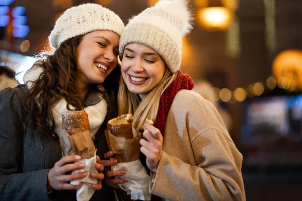 Щасливі Жінки Друзі Насолоджуються Різдвяним Ринком Розважаються Разом Відкритому Повітрі — стокове фото