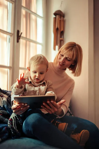 幸せな家庭技術の概念 笑顔母と彼女の幼児息子遊びともにデジタルタブレットホーム — ストック写真