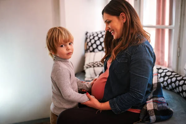 Portretul Unei Femei Însărcinate Copil Îmbrățișat Acasă Oamenii Familie Iubesc — Fotografie, imagine de stoc