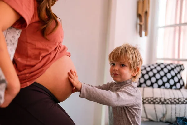 Copil Fericit Care Ţine Burta Unei Femei Însărcinate Oamenii Familie — Fotografie, imagine de stoc