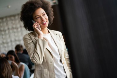 Telefonlu güzel bir Afrikalı kadının portresini yakından çek. İnsanlar, teknoloji kavramı