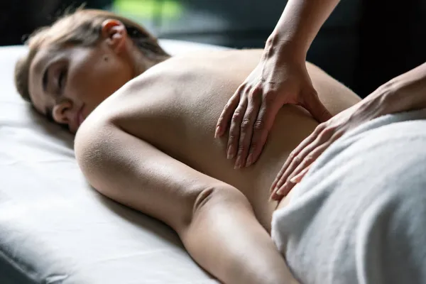 Jong Mooi Vrouw Schoonheid Salon Het Krijgen Van Spa Massage — Stockfoto