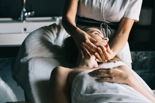 Mulher Relaxante Fazendo Massagem Terapêutica Salão Spa — Fotografia de Stock