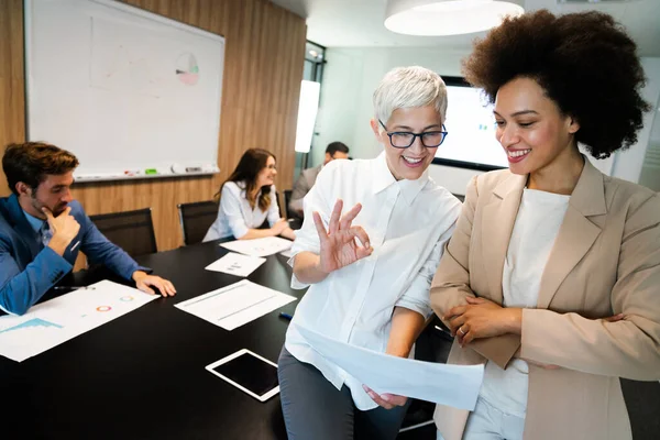 Glückliche Geschäftsleute Die Arbeiten Spaß Haben Und Büro Plaudern — Stockfoto