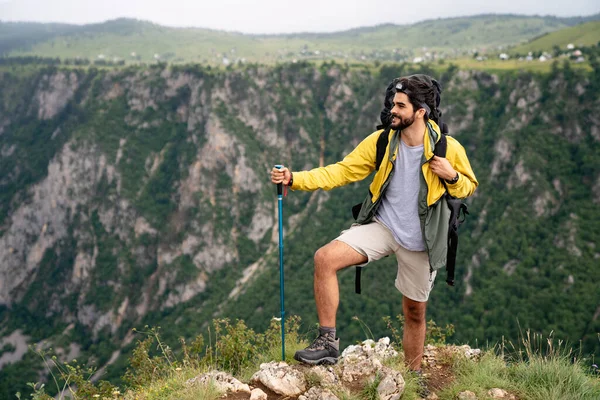 Hombre Feliz Viajando Con Mochila Senderismo Las Montañas — Foto de Stock