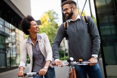 Mutlu iş adamları, öğrenciler eğleniyor, gülümsüyor, şehirde konuşuyorlar.