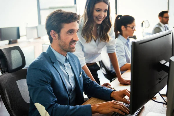 Næringslivsgruppe Som Arbeider Brainstormer Kommuniserer Kontoret – stockfoto