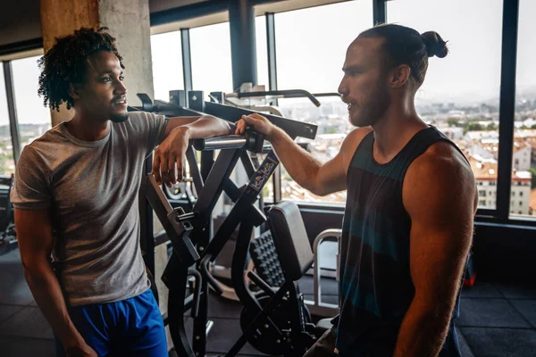 Glückliche Menschen Trainieren Gemeinsam Fitnessstudio Gesund Bleiben Volkshochschulkonzept — Stockfoto