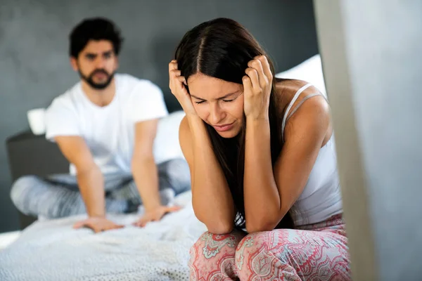 Pareja Frustrada Discutiendo Teniendo Problemas Matrimoniales Concepto Gente Peleas —  Fotos de Stock