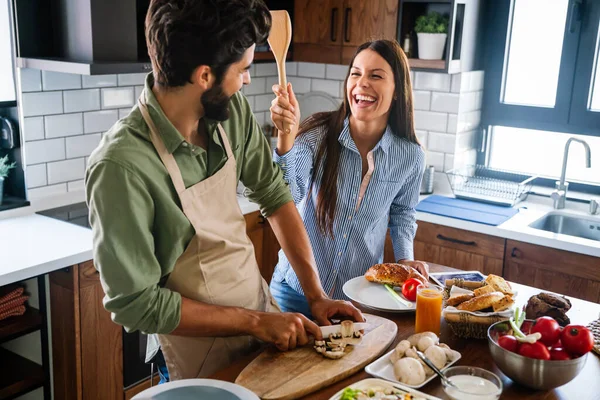 Gelukkig Jong Paar Koken Samen Keuken Thuis — Stockfoto