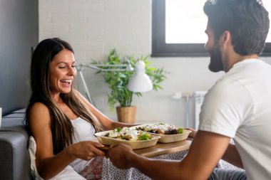 Adam kahvaltıyı karısına getiriyor. Poeple, çift, aşk, yemek konsepti