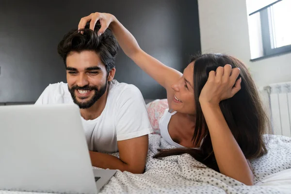 Щасливий Молодий Чоловік Жінка Розважаються Ліжку Разом Концепція Пара Технологій — стокове фото