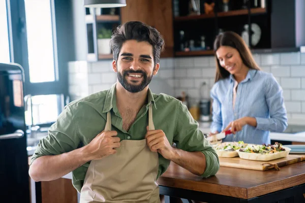 Retrato Casal Jovem Feliz Cozinhar Juntos Cozinha Casa — Fotografia de Stock