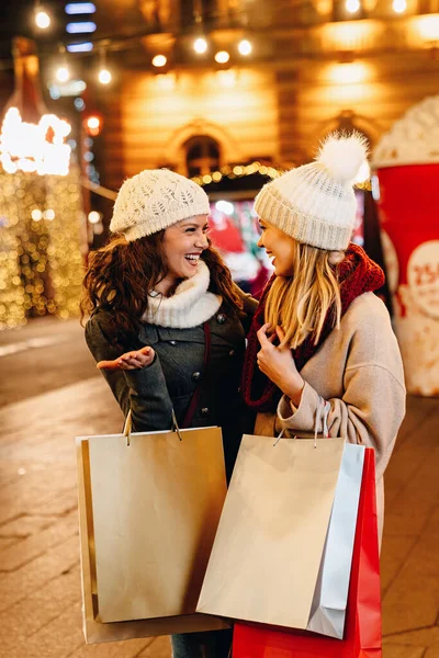 Retrato Mulheres Felizes Desfrutando Compras Natal Juntos Cidade Pessoas Natal — Fotografia de Stock