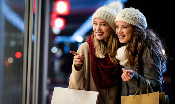 Retrato Alegre Jovem Mulher Feliz Fazendo Compras Natal Conceito Pessoas — Fotografia de Stock