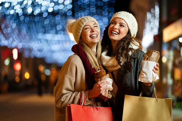 Venda Natal Conceito Pessoas Jovens Amigas Felizes Com Sacos Compras — Fotografia de Stock