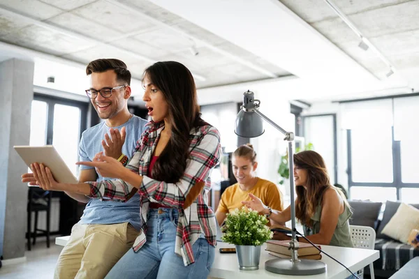 Grupo Jovens Empresários Felizes Designers Estão Trabalhar Num Novo Projecto — Fotografia de Stock