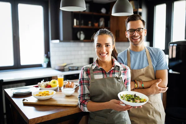 Vackra Unga Par Som Har Roligt Köket Medan Matlagning Tillsammans — Stockfoto
