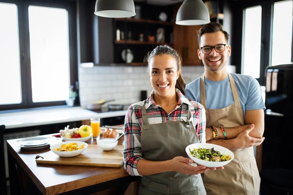 Mooi Jong Stel Dat Plezier Heeft Keuken Terwijl Samen Koken — Stockfoto