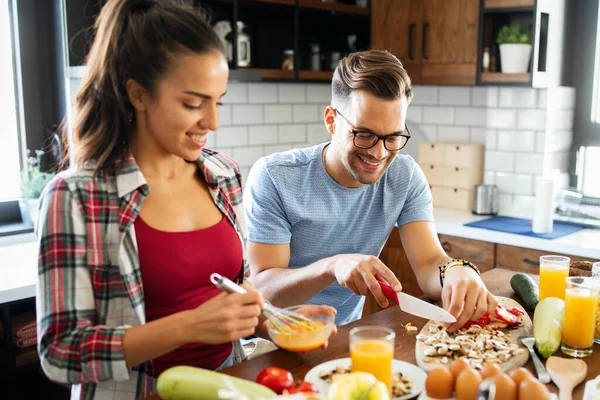 Mutlu Insanlar Birkaç Arkadaş Evlerinin Mutfağında Birlikte Yemek Pişiriyorlar — Stok fotoğraf