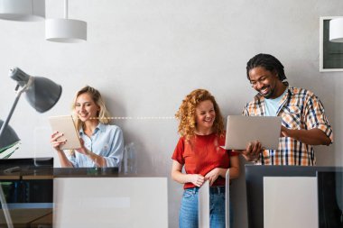 Ofisteki projede birlikte çalışan bir grup mutlu iş adamı. İş adamı mutlu çalışma konsepti