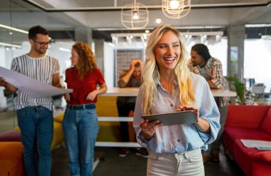 Ofisteki yaratıcı ekip mutlu. İş, girişim, tasarım, beyin fırtınası ve takım çalışması kavramı