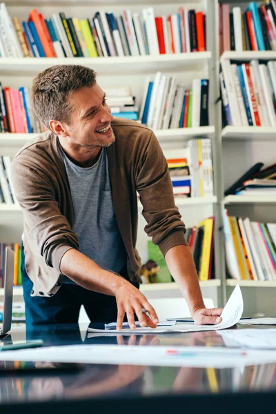 Retrato Feliz Exitoso Hombre Negocios Sonriente Que Trabaja Oficina Startup —  Fotos de Stock