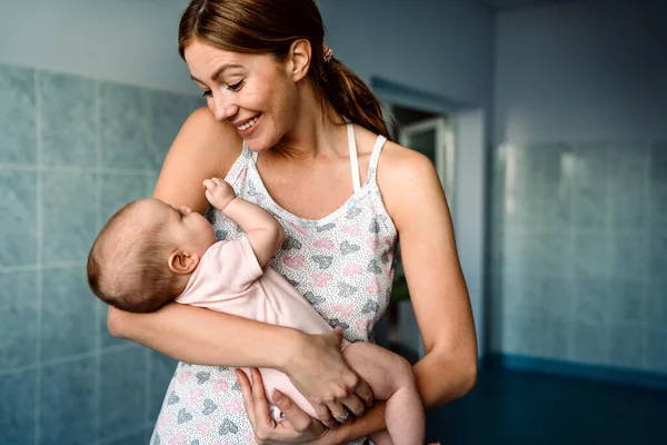 Neşeli Aile Kavramı Anne Bebek Öpüşüyor Gülüyor Sarılıyor — Stok fotoğraf