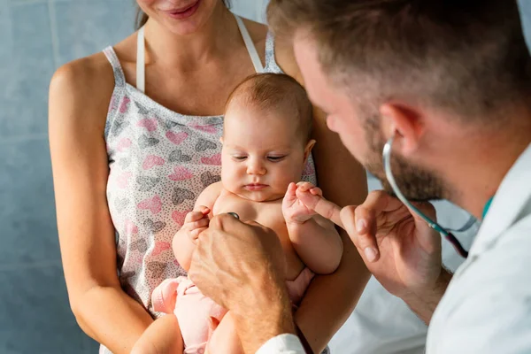 Kinderarzt Untersucht Baby Mit Stethoskop Auf Herzschlag Gesundheitswesen Menschen Konzept — Stockfoto